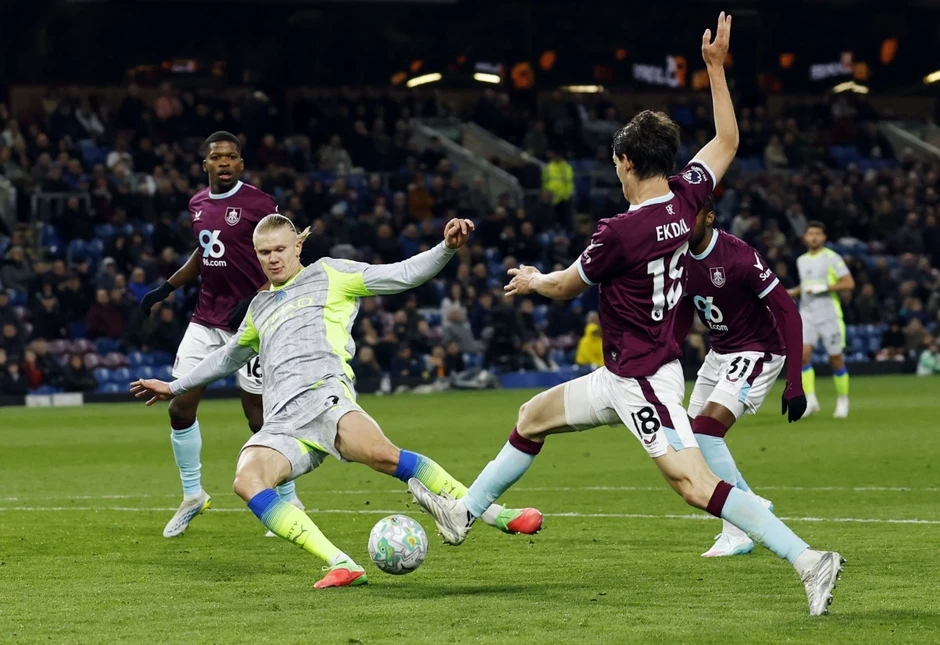 Erling Haaland tỏa sáng, Man City soán ngôi đầu của Arsenal Erling Haaland tỏa sáng, Man City soán ngôi đầu của Arsenal