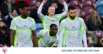 Erling Haaland tỏa sáng, Man City soán ngôi đầu của Arsenal