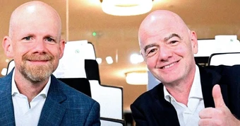 FIFA diễn kịch hài: Xin lỗi nhưng bảo vệ Gianni Infantino