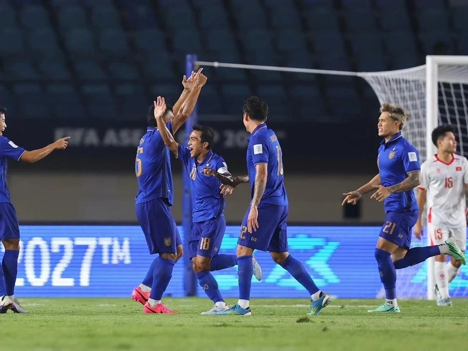 FIFA: "Cú sút xa tuyệt đẹp giúp Thái Lan thắng tuyển Việt Nam" FIFA: "Cú sút xa tuyệt đẹp giúp Thái Lan thắng tuyển Việt Nam"