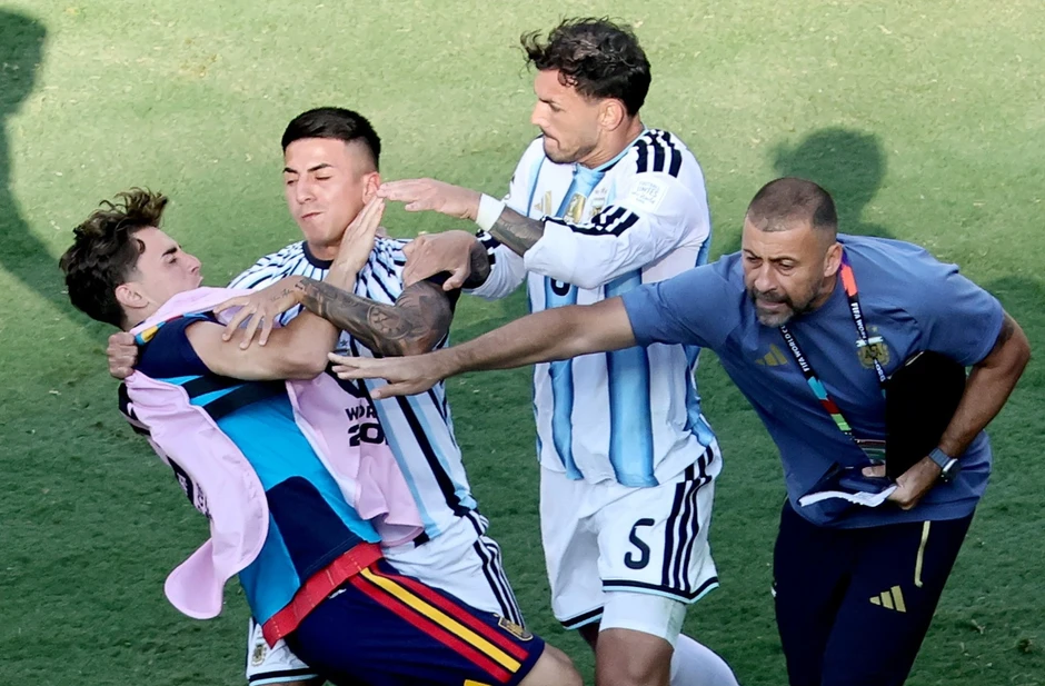 FIFA ra hàng loạt án phạt nặng với đội tuyển Argentina sau World Cup 2026 FIFA ra hàng loạt án phạt nặng với đội tuyển Argentina sau World Cup 2026