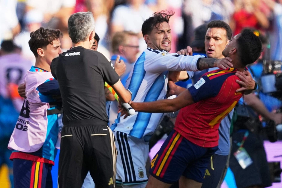FIFA xóa thẻ đỏ cho ngôi sao Argentina sau vụ bóp cổ cầu thủ Tây Ban Nha FIFA xóa thẻ đỏ cho ngôi sao Argentina sau vụ bóp cổ cầu thủ Tây Ban Nha