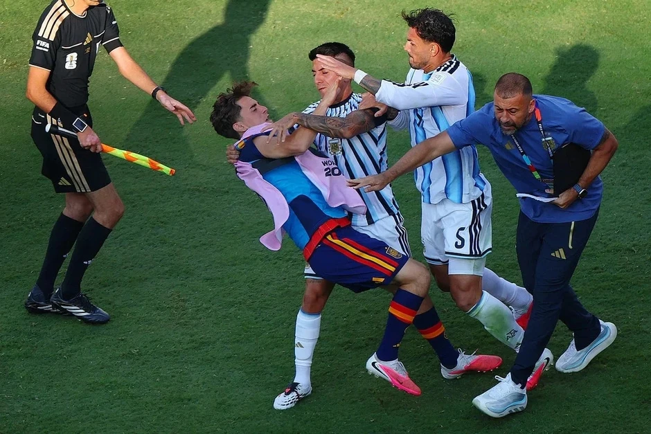 FIFA xóa thẻ đỏ cho ngôi sao Argentina sau vụ bóp cổ cầu thủ Tây Ban Nha FIFA xóa thẻ đỏ cho ngôi sao Argentina sau vụ bóp cổ cầu thủ Tây Ban Nha