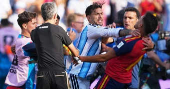 FIFA xóa thẻ đỏ cho ngôi sao Argentina sau vụ bóp cổ cầu thủ Tây Ban Nha