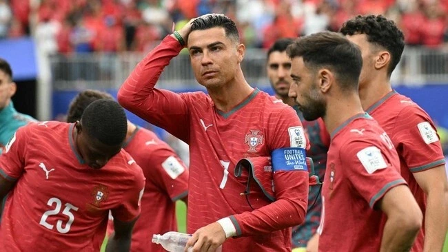Giữa làn sóng chỉ trích, hậu vệ Bồ Đào Nha lên tiếng bảo vệ đàn anh Ronaldo Giữa làn sóng chỉ trích, hậu vệ Bồ Đào Nha lên tiếng bảo vệ đàn anh Ronaldo