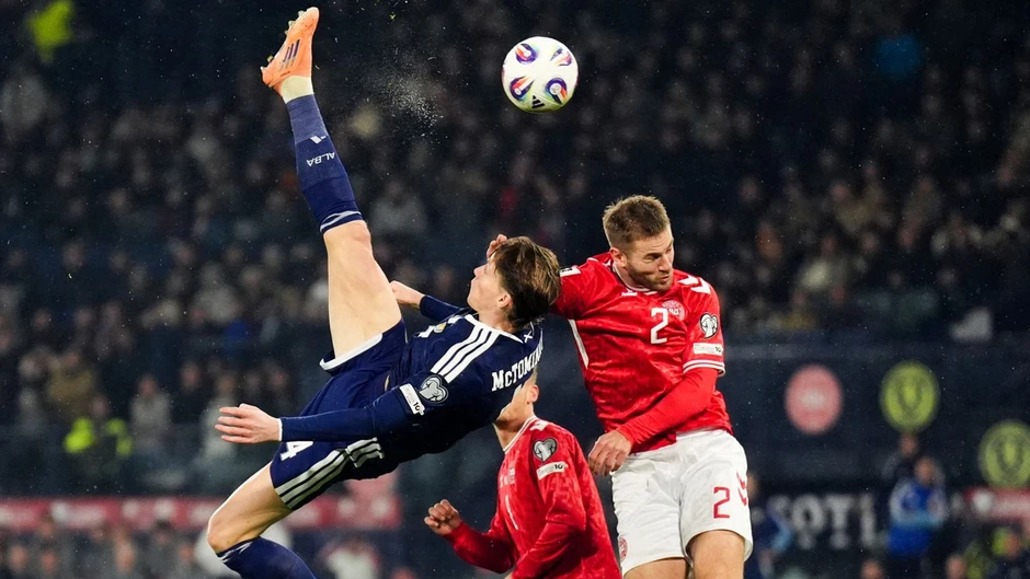Giúp đội nhà dự World Cup, cựu sao MU được xuất hiện trên... tiền Giúp đội nhà dự World Cup, cựu sao MU được xuất hiện trên... tiền