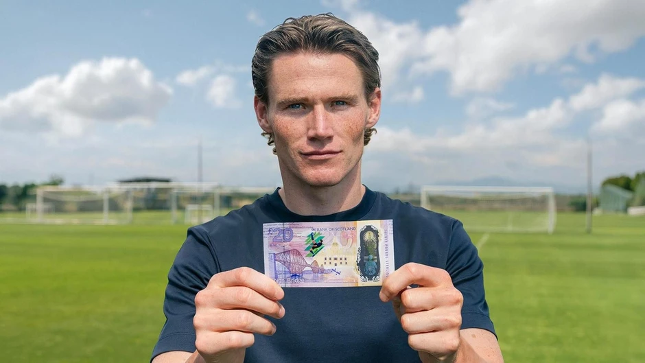 Giúp đội nhà dự World Cup, cựu sao MU được xuất hiện trên... tiền Giúp đội nhà dự World Cup, cựu sao MU được xuất hiện trên... tiền
