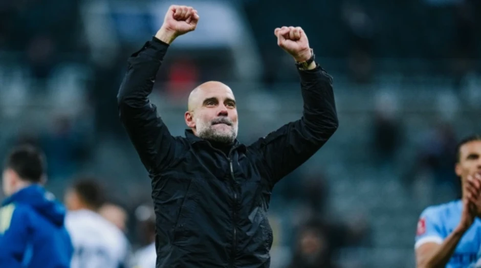 Guardiola mỉa mai về việc nhận thẻ vàng ở Cup FA