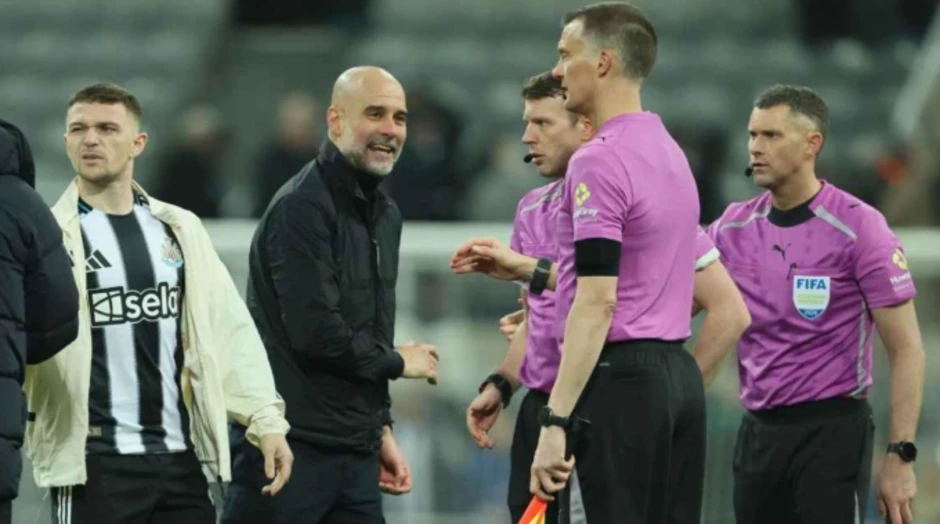 Guardiola mỉa mai về việc nhận thẻ vàng ở Cup FA