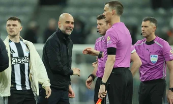 Guardiola mỉa mai về việc nhận thẻ vàng ở Cup FA
