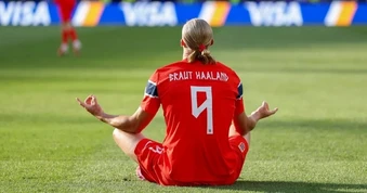 Hành động ý nghĩa của Erling Haaland trong ngày lập cú đúp cho Na Uy