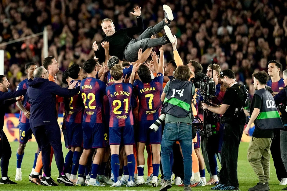 Hansi Flick cảm động khi Barca vô địch La Liga ngày cha mất Hansi Flick cảm động khi Barca vô địch La Liga ngày cha mất