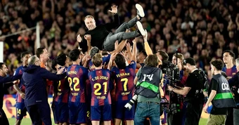 Hansi Flick cảm động khi Barca vô địch La Liga ngày cha mất
