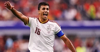 Hansi Flick ngăn Barca mua Rodri, Real Madrid mừng lớn