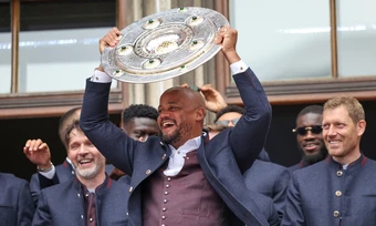 HLV Bayern để quên đĩa bạc Bundesliga trong nhà bếp