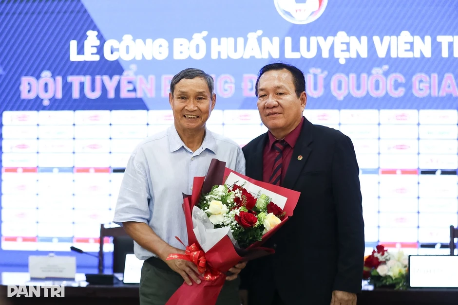 HLV Hoàng Văn Phúc nói lời xúc động trong ngày ra mắt tuyển nữ Việt Nam HLV Hoàng Văn Phúc nói lời xúc động trong ngày ra mắt tuyển nữ Việt Nam