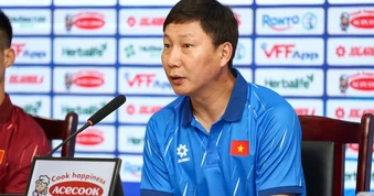 HLV Kim Sang Sik đặt kỳ vọng lớn vào tân binh Hoàng Hên