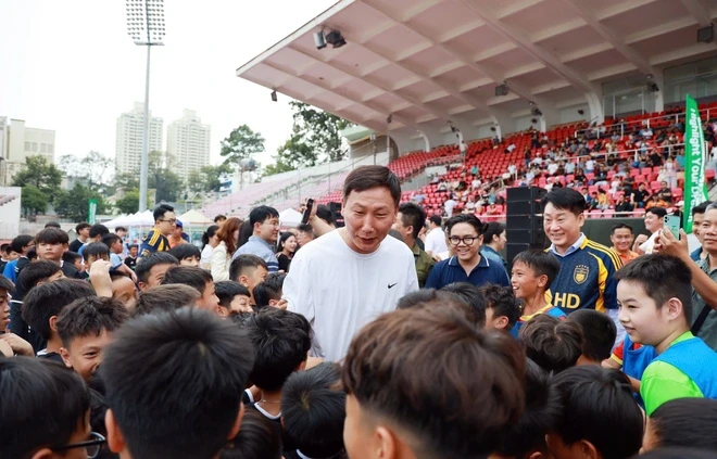 HLV Kim Sang-sik giao lưu, rèn luyện cho hơn trăm cầu thủ nhí TP HCM HLV Kim Sang-sik giao lưu, rèn luyện cho hơn trăm cầu thủ nhí TP HCM