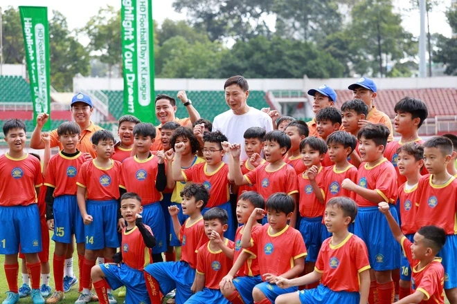 HLV Kim Sang-sik giao lưu, rèn luyện cho hơn trăm cầu thủ nhí TP HCM HLV Kim Sang-sik giao lưu, rèn luyện cho hơn trăm cầu thủ nhí TP HCM