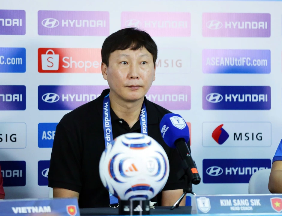 HLV Kim Sang-sik muốn 'chia tay' áo sơ mi trắng sau đại thắng Indonesia