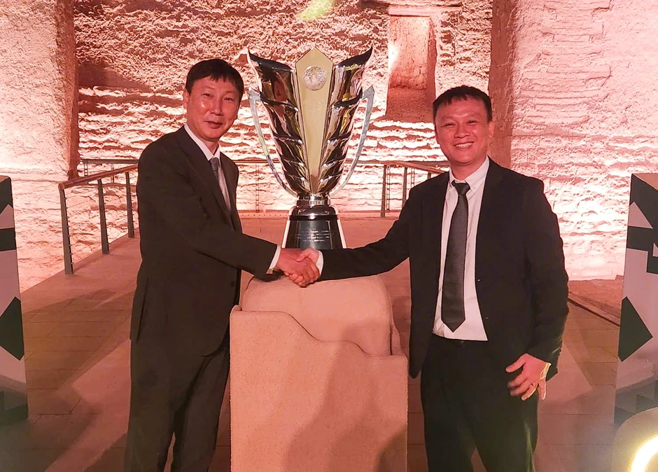 HLV Kim Sang Sik: "Tuyển Việt Nam tự tin tạo bất ngờ trước Hàn Quốc" HLV Kim Sang Sik: "Tuyển Việt Nam tự tin tạo bất ngờ trước Hàn Quốc"