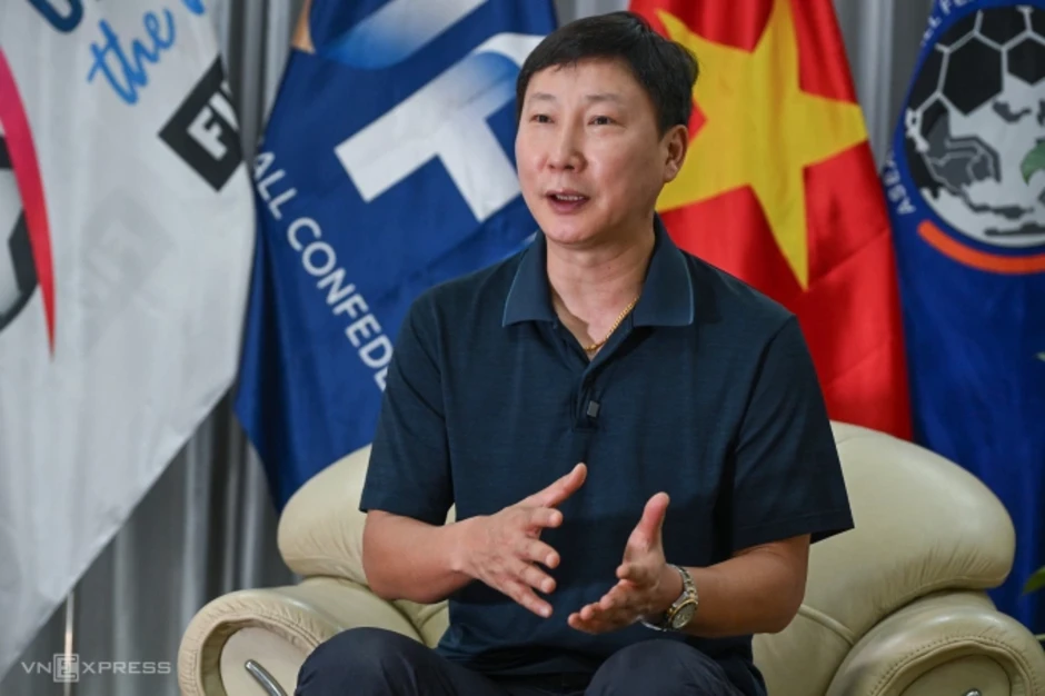 HLV Kim Sang-sik: 'Tôi sẽ chứng minh Việt Nam là cường quốc mới của bóng đá châu Á' HLV Kim Sang-sik: 'Tôi sẽ chứng minh Việt Nam là cường quốc mới của bóng đá châu Á'