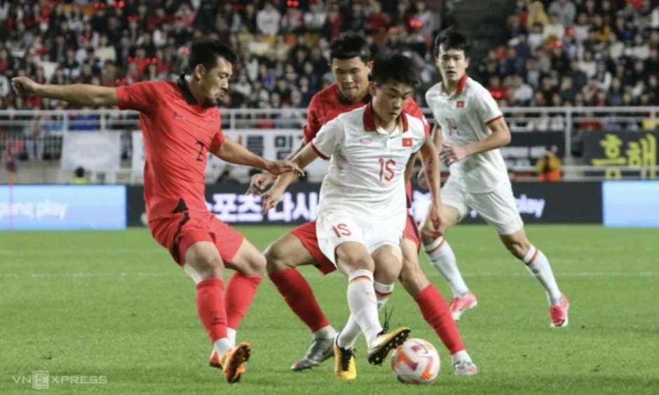 HLV Kim Sang-sik: 'Tôi sẽ chứng minh Việt Nam là cường quốc mới của bóng đá châu Á' HLV Kim Sang-sik: 'Tôi sẽ chứng minh Việt Nam là cường quốc mới của bóng đá châu Á'
