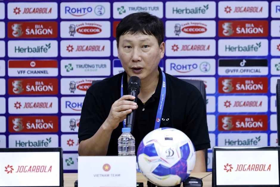 HLV Kim Sang Sik: “Tuyển Việt Nam mạnh hơn khi có 3 cầu thủ nhập tịch” HLV Kim Sang Sik: “Tuyển Việt Nam mạnh hơn khi có 3 cầu thủ nhập tịch”