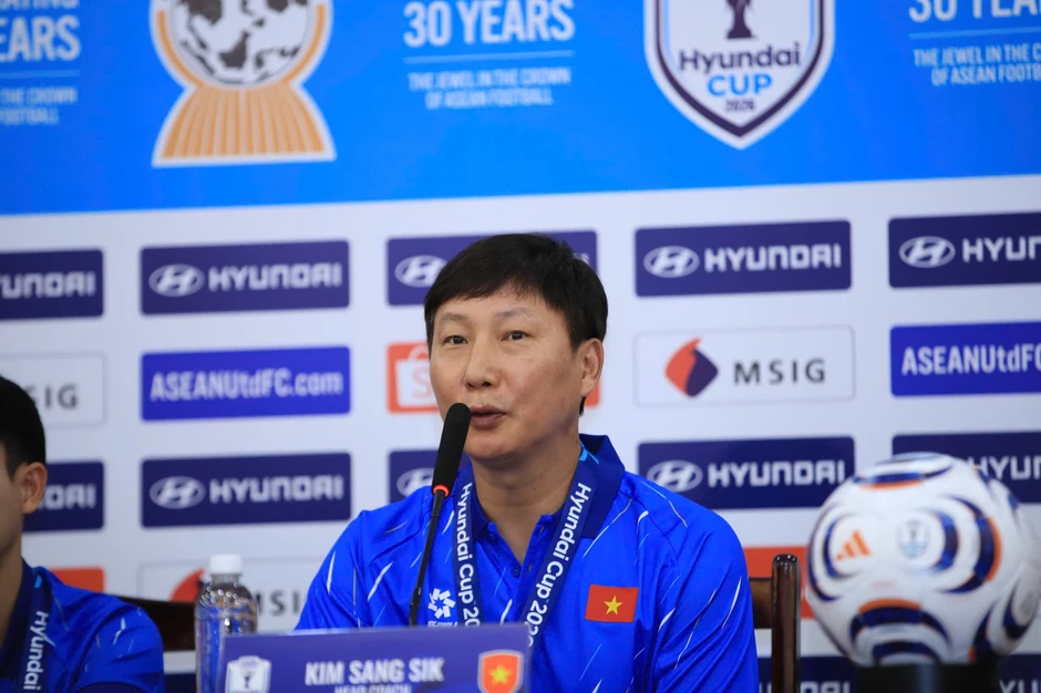 HLV Kim Sang-sik: 'Việt Nam sẽ tung đội hình mạnh để thắng Campuchia' HLV Kim Sang-sik: 'Việt Nam sẽ tung đội hình mạnh để thắng Campuchia'