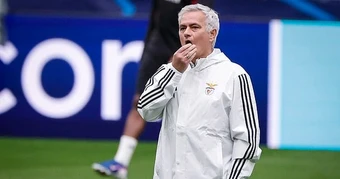 HLV Mourinho “đánh lừa” tất cả, khiến CĐV ngỡ ngàng