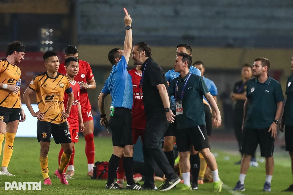HLV Popov nổi giận phản ứng mạnh với trọng tài V-League, cay cú ném thẻ