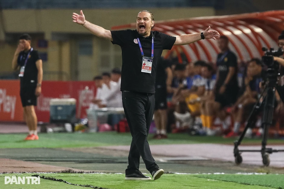 HLV Popov nổi giận phản ứng mạnh với trọng tài V-League, cay cú ném thẻ