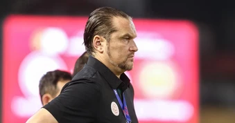 HLV Popov nổi giận phản ứng mạnh với trọng tài V-League, cay cú ném thẻ