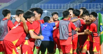 HLV Roland đi vào lịch sử khi giúp U17 Việt Nam đánh bại U17 Australia