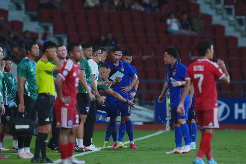 HLV Thái Lan: "Trận thua Singapore ngay trên sân nhà rất đáng thất vọng" HLV Thái Lan: "Trận thua Singapore ngay trên sân nhà rất đáng thất vọng"