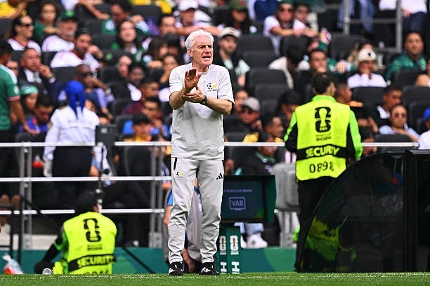 HLV tuyển Nam Phi: "Tại sao Messi được đối xử ưu ái hơn ở World Cup" HLV tuyển Nam Phi: "Tại sao Messi được đối xử ưu ái hơn ở World Cup"