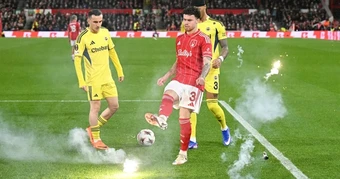 Hỗn loạn “phút mở màn” cuộc so tài ở Europa League