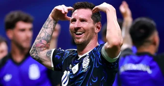 Ibrahimovic: "Messi sở hữu bàn chân của Chúa”