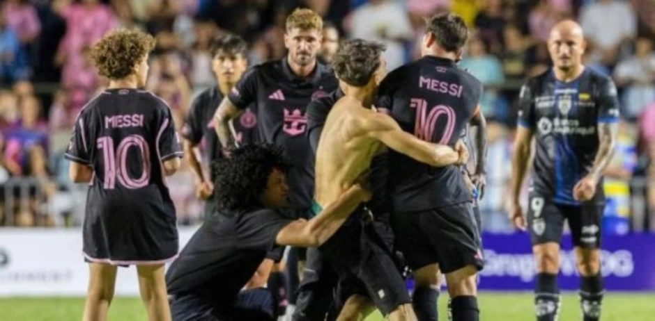 Khán giả xông vào sân kéo ngã Messi Khán giả xông vào sân kéo ngã Messi