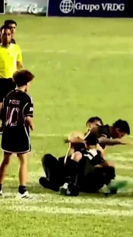 Khán giả xông vào sân kéo ngã Messi Khán giả xông vào sân kéo ngã Messi