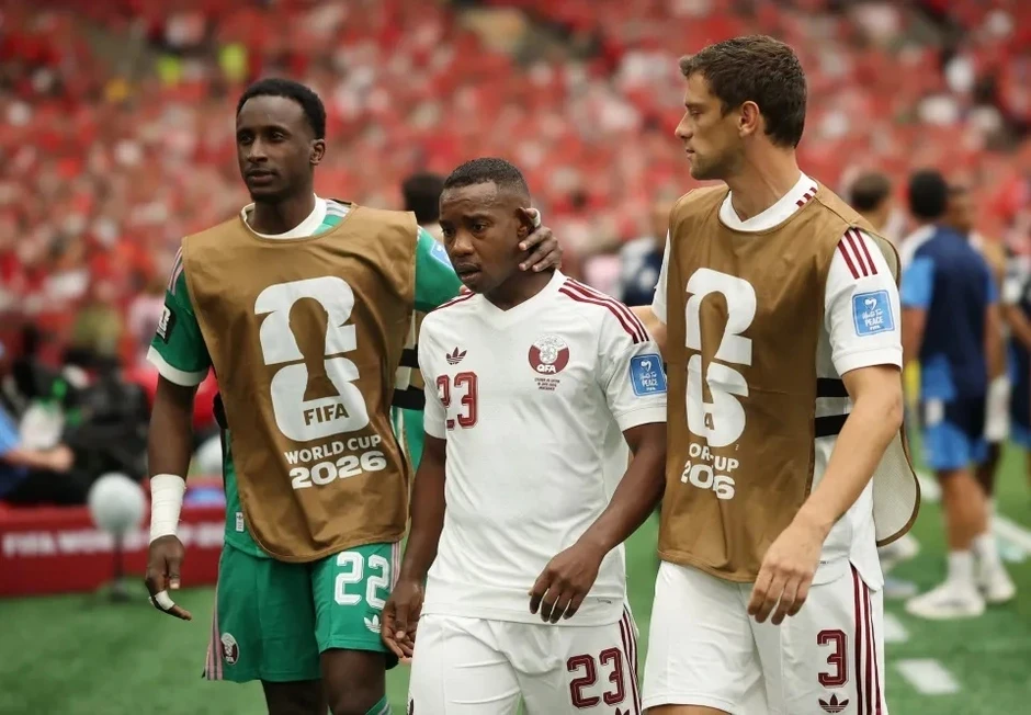Khiến ngôi sao Canada gãy chân, tiền vệ Qatar bị FIFA treo giò 5 trận Khiến ngôi sao Canada gãy chân, tiền vệ Qatar bị FIFA treo giò 5 trận