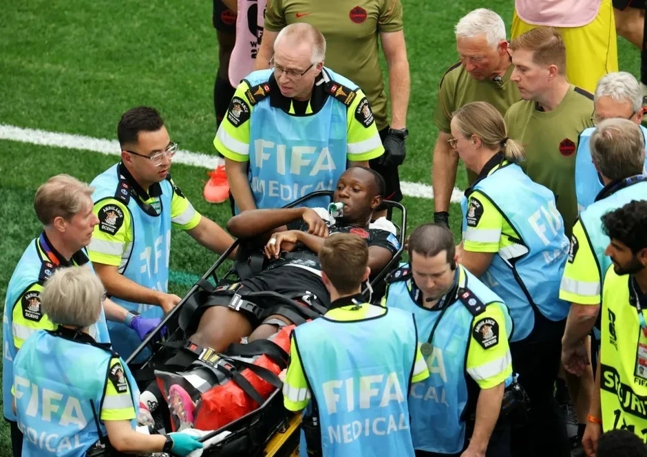 Khiến ngôi sao Canada gãy chân, tiền vệ Qatar bị FIFA treo giò 5 trận Khiến ngôi sao Canada gãy chân, tiền vệ Qatar bị FIFA treo giò 5 trận