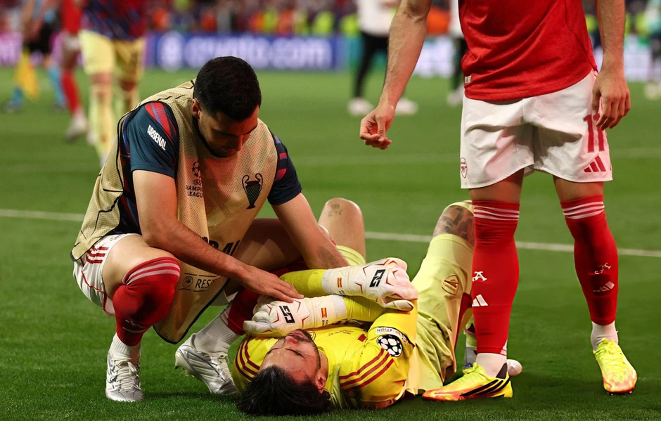 Khoảnh khắc sụp đổ của Arsenal sau trận chung kết Champions League