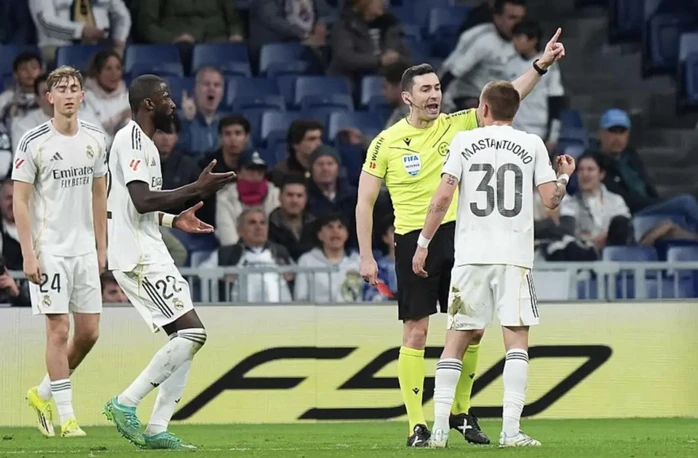 Khủng hoảng bủa vây Real Madrid sau hai cú sốc thất bại liên tiếp Khủng hoảng bủa vây Real Madrid sau hai cú sốc thất bại liên tiếp