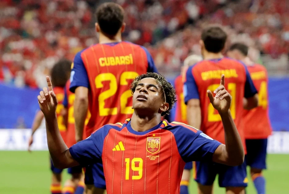 Lamine Yamal phá kỷ lục của Lionel Messi, tái lập chiến tích của Pele Lamine Yamal phá kỷ lục của Lionel Messi, tái lập chiến tích của Pele