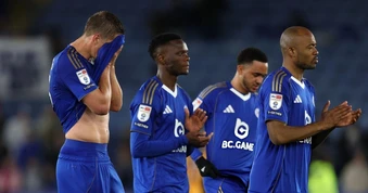 Leicester City tụt hạng Ba sau khi viết nên kỳ tích Ngoại hạng Anh