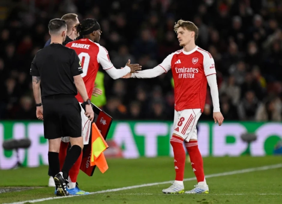 Lineker: 'Có dấu hiệu hoảng loạn ở Arsenal' Lineker: 'Có dấu hiệu hoảng loạn ở Arsenal'