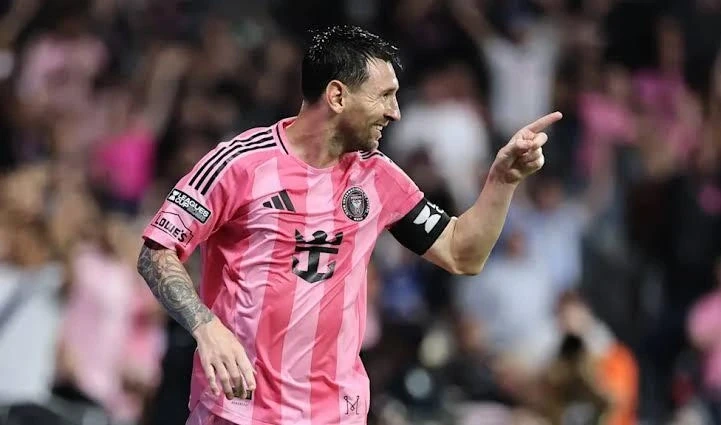 Lionel Messi đi vào lịch sử sau khi lập cú đúp siêu đẳng Lionel Messi đi vào lịch sử sau khi lập cú đúp siêu đẳng