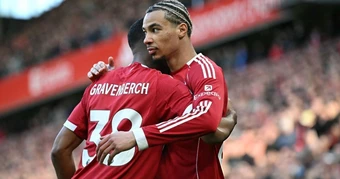 Liverpool đại thắng West Ham, vươn lên bằng điểm Man Utd