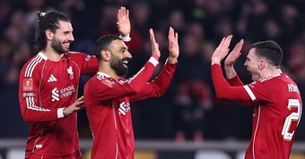 Liverpool đòi món nợ trên sân Wolves